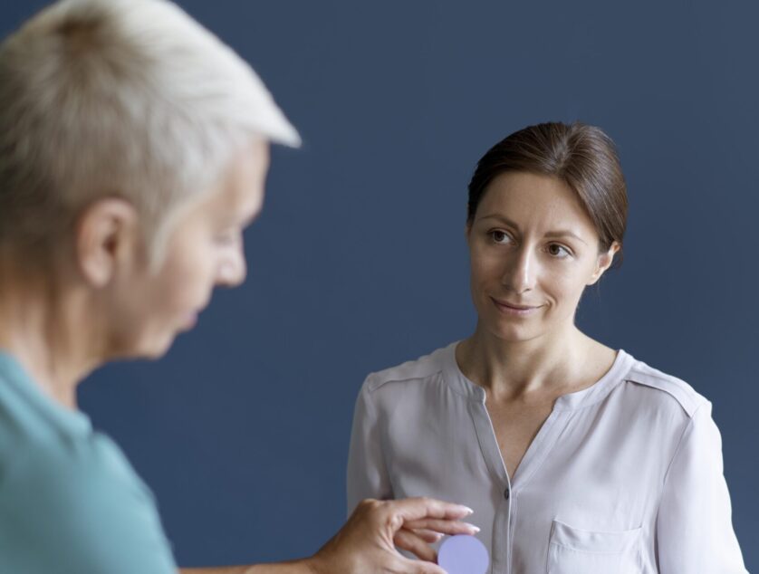 mujer-haciendo-una-sesion-de-terapia-ocupacional-con-un-psicologo