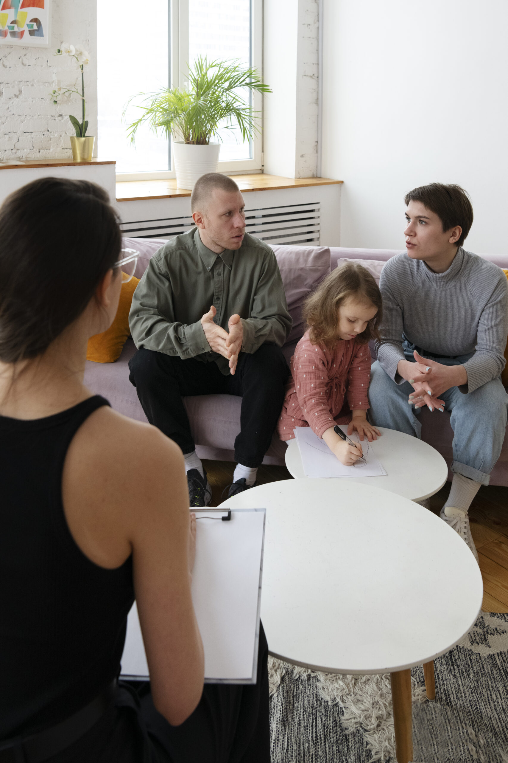 Sesión de terapia familiar guiada por psicólogos especializados en salud mental en Barranquilla.